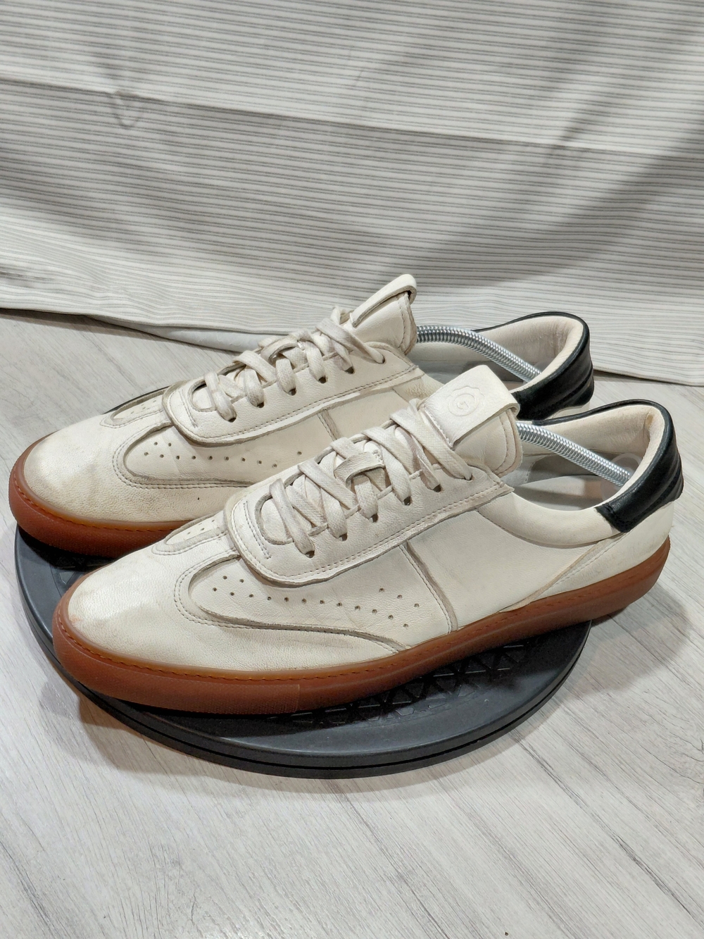 GREATS Men Charlie Blanco Cream White Italian Leather Sneakers with Gum Sole M12